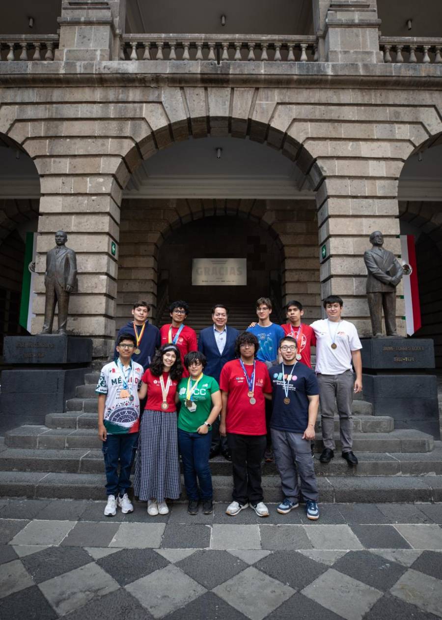 Mario Delgado recibe a delegacion mexicana tras lograr el segundo lugar en la Olimpiada Iberoamericana de Matematicas  