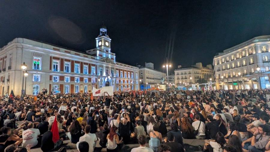 Protesta masiva por la vivienda en Madrid culmina con acampada en Puerta del Sol  