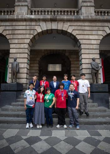 Mario Delgado recibe a delegacion mexicana tras lograr el segundo lugar en la Olimpiada Iberoamericana de Matematicas