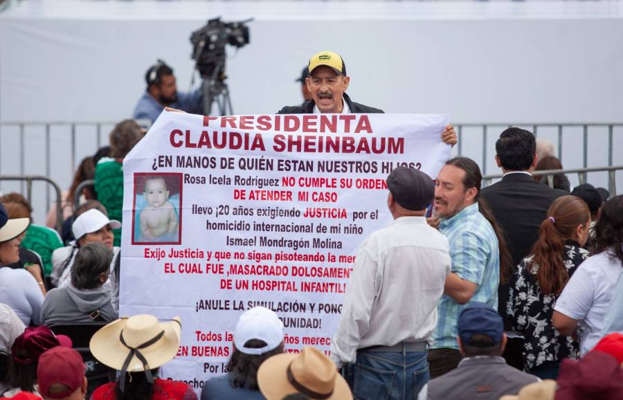 Morenistas retiran a manifestante durante mitin de Sheinbaum en el Zócalo
