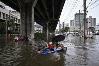 Miles de evacuados en Tailandia por las inundaciones tras lluvias torrenciales en Bangkok