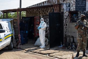 Veintisiete muertos en dos tiroteos en Sud&aacute;frica