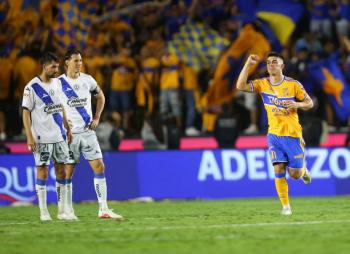 Tigres supera a Puebla con penal de Brunetta en el Estadio Universitario