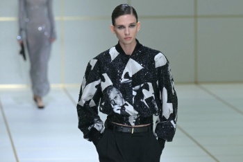 Armani deslumbra con cristales y lentejuelas un a&ntilde;o despu&eacute;s de la muerte de su fundador