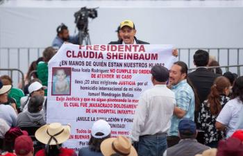 Morenistas retiran a manifestante durante mitin de Sheinbaum en el Z&oacute;calo