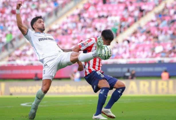 Gallos sorprenden a Chivas y ganan 2-0 en el Akron