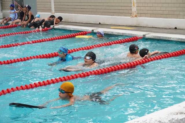 Alcaldía Cuauhtémoc ofrece clases gratuitas de natación y actividades físicas para más de 800 estudiantes de primaria