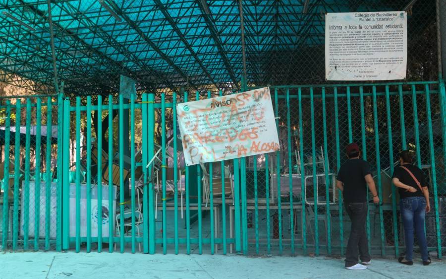 Estudiantes y familiares toman instalaciones de Bachilleres 3 por presunto acoso a alumna