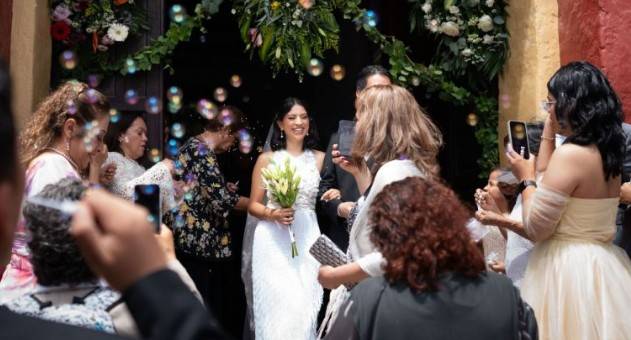 Mexicanos se casan cada vez m&aacute;s tarde; bodas aumentan 1% en 2025
