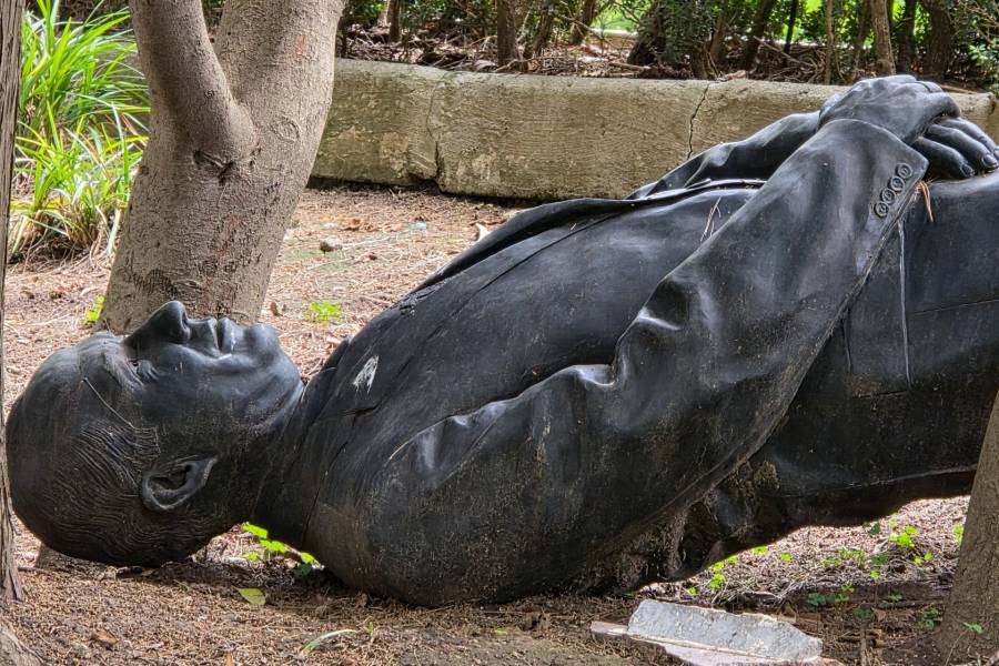 Extrabajadores de LyFC protestan contra Felipe Calderón en la CDMX y derriban su estatua en Los Pinos