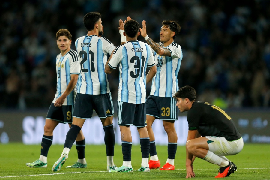 Argentina golea a Bolivia con nuevas caras y buen juego en primer duelo sin Messi 