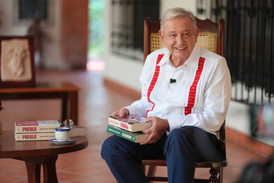 Reaparece AMLO en redes sociales para anunciar su nuevo libro “Pueblo”