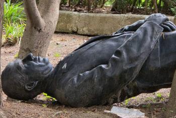 Extrabajadores de LyFC protestan contra Felipe Calder&oacute;n en la CDMX y derriban su estatua en Los Pinos