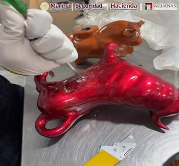 Aseguran mas de ocho kilogramos de cocaina ocultos en artesanias en el aeropuerto de la Ciudad de Mexico