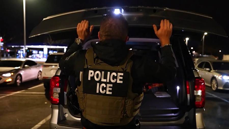 ICE prohíbe persecuciones a alta velocidad y endurece reglas para detenciones vehiculares tras tiroteos