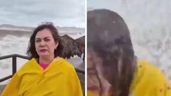 Reportera es sorprendida por una ola durante cobertura del huracaacuten Polo en Sonora video se vuelve viral