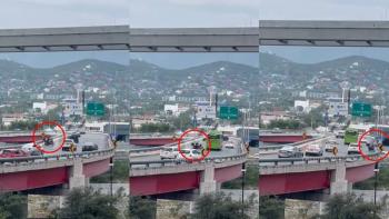 Motociclista sobrevive tras caer del Puente Zaragoza al r&iacute;o Santa Catarina en Monterrey