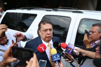 &Aacute;ngel Aguirre obtiene suspensi&oacute;n para mantener comunicaci&oacute;n con familiares y abogados en El Altiplano