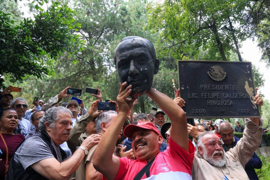 Calderón considera que decapitación de su estatua busca desviar la atención