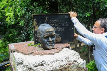 Felipe Calder&oacute;n califica de miserables a quienes vandalizaron su escultura en Los Pinos