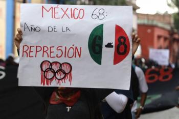 Estudiantes de Michoac&aacute;n marchan en el Centro Hist&oacute;rico de Morelia a 58 a&ntilde;os de la matanza de Tlatelolco
