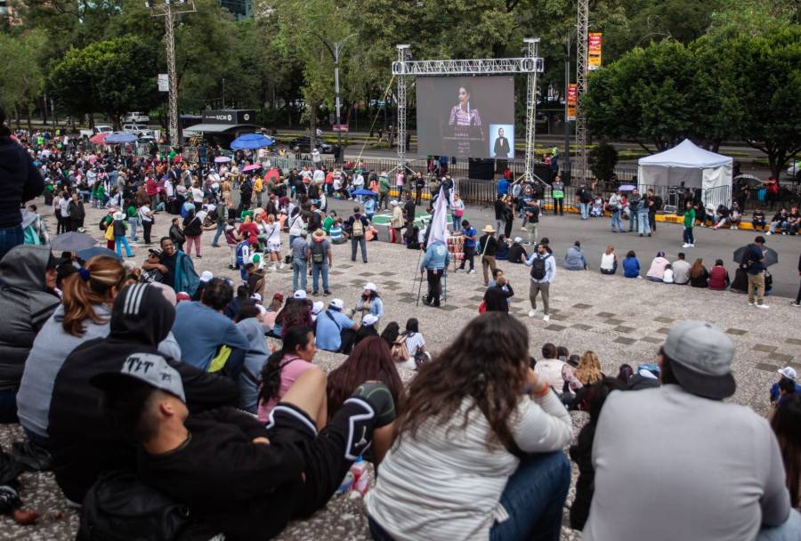 Simpatizantes de Brugada se concentran en inmediaciones del Auditorio Nacional 