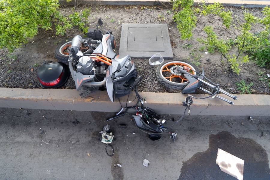 Motociclista muere tras quedar prensado entre poste y barda en Álvaro Obregón