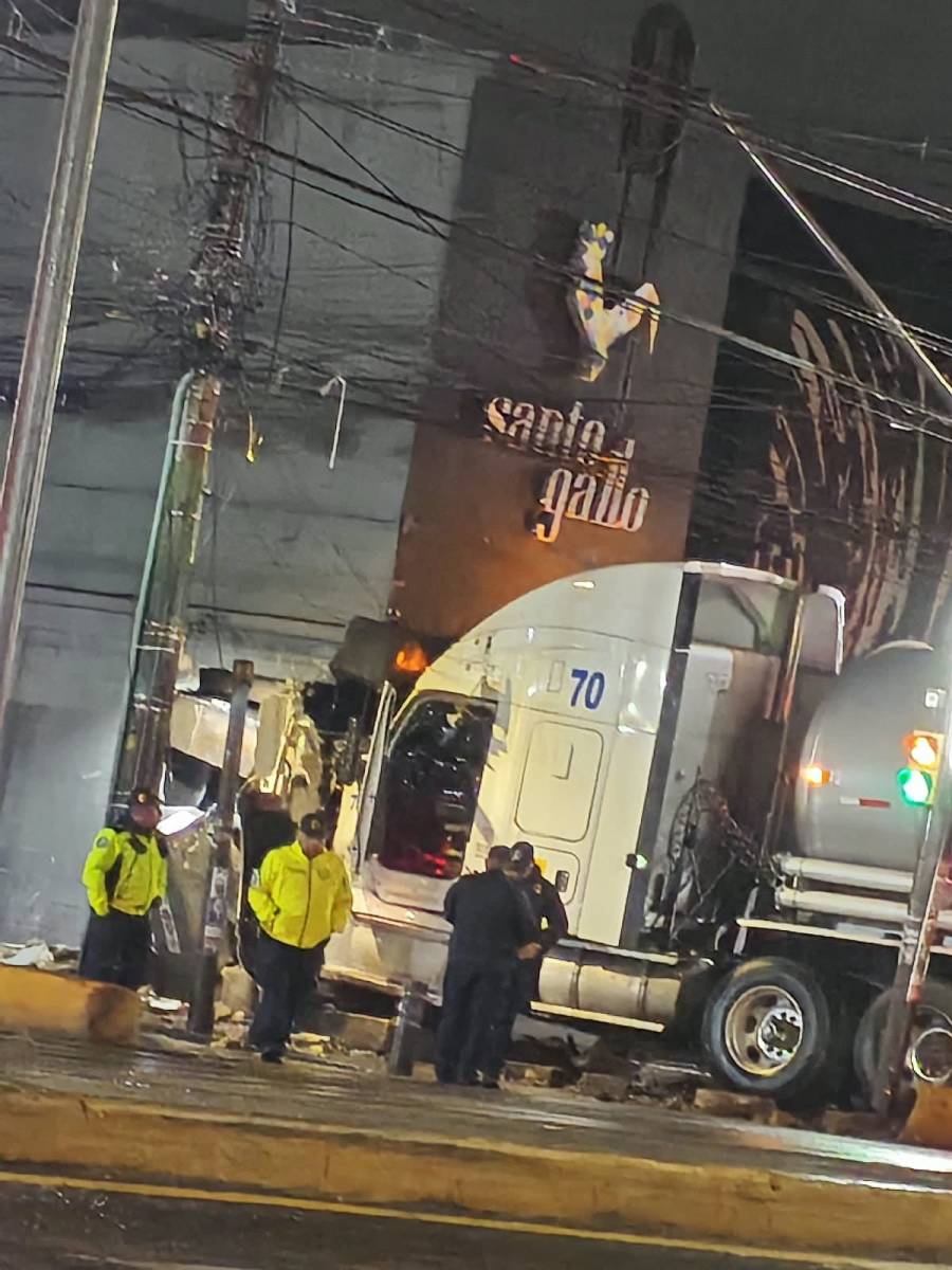 Pipa de agua se impacta contra rosticería en Iztapalapa 