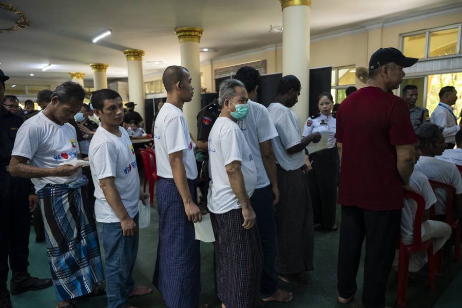 Casi 1.500 migrantes birmanos devueltos a su país en guerra desde Malasia 