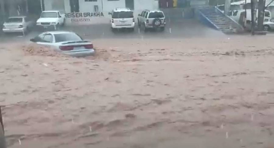 Marea alta provoca inundaciones y cierres preventivos en Guaymas