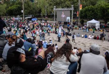 Simpatizantes de Brugada se concentran en inmediaciones del Auditorio Nacional