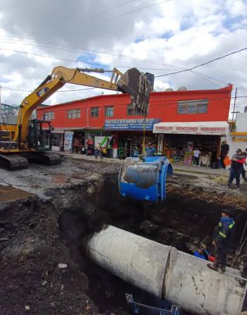 Reducen suministro de agua en Neza por fuga en acueducto Tl&aacute;huac