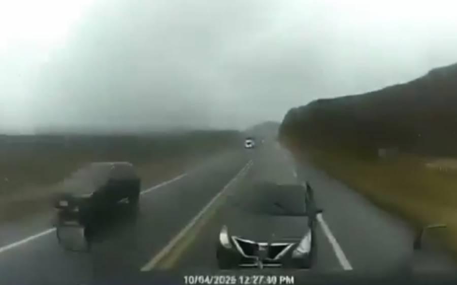 Auto invade carril y provoca choque con dos tráileres en Coahuila