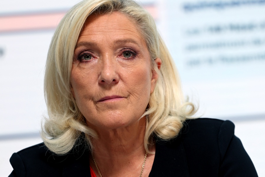 La ultraderechista Le Pen promete recortes drásticos para evitar el 