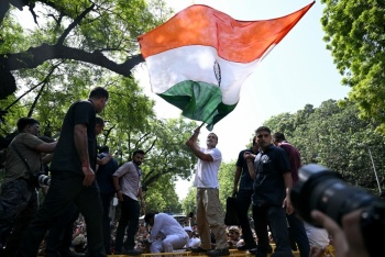 L&iacute;der opositor indio Rahul Gandhi detenido brevemente en protesta electoral