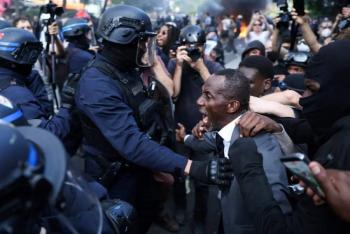 Alcalde de SaintDenis se interpone entre policiacuteas y estudiantes durante protestas por crisis educativa en Francia