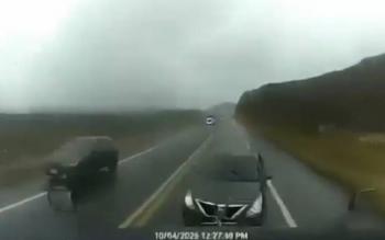 Auto invade carril y provoca choque con dos tr&aacute;ileres en Coahuila