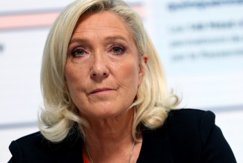 La ultraderechista Le Pen promete recortes dr&aacute;sticos para evitar el 