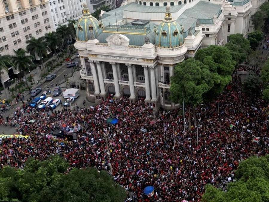 Estudiantes marchan en Río de Janeiro contra eventual triunfo de Flávio Bolsonaro en Brasil