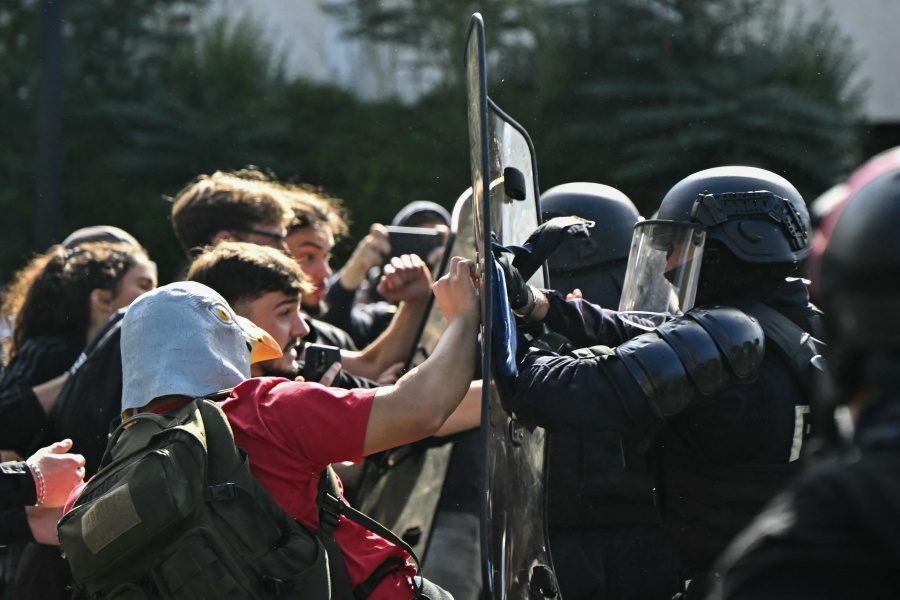 Francia suspende el uso de granadas aturdidoras en protestas estudiantiles