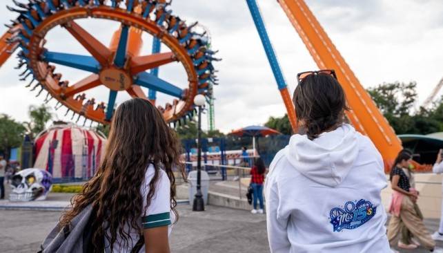 41 adolescentes bajo tutela del Estado celebran sus 15 años con viaje a Six Flags