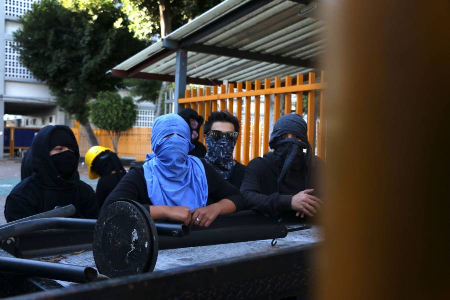 Toman estudiantes instalaciones de la Prepa 1 de la UNAM tras riña y denuncia de agresión