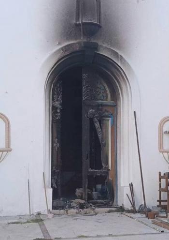 Incendian templo hist&oacute;rico en Le&oacute;n y destruyen im&aacute;genes religiosas