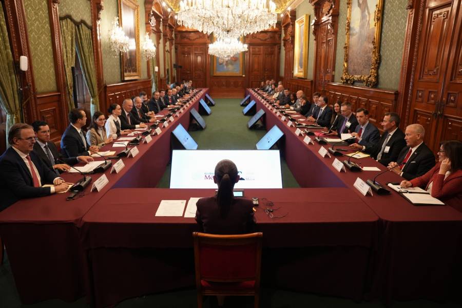 Sheinbaum recibe a empresarios de EU junto al embajador Ronald Johnson