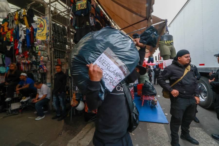 Aseguran más de 9 mil piezas de ropa deportiva apócrifa en Tepito
