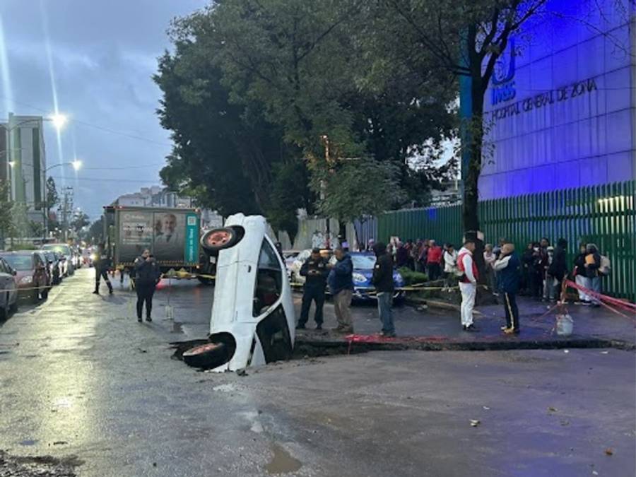 Automóvil cae en enorme socavón en Tlatelolco; no reportan personas lesionadas
