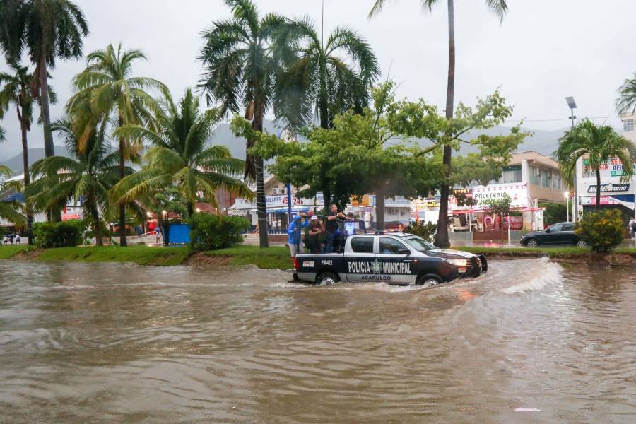 Huracaacuten Simoacuten causa mar de fondo en Acapulco en su aproximacioacuten a Meacutexico