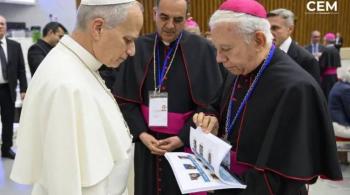 Papa Le&oacute;n XIV recibe en el Vaticano libro con historias de desaparecidos en M&eacute;xico