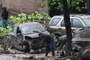 Aluvi&oacute;n deja al menos seis heridos y calles inundadas de barro en Santiago de Chile