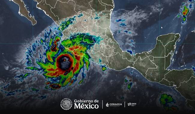El huracán Simon se localiza a 185 km al sur-suroeste de Manzanillo, Colima